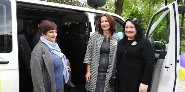 Столичній родині, що виховує 14 дітей, подарували автомобіль