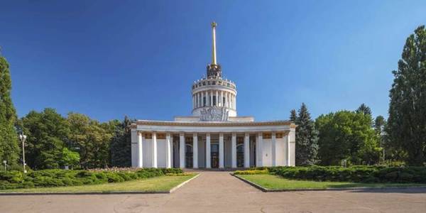 Біля ВДНГ віхами розділили потоки транспорту