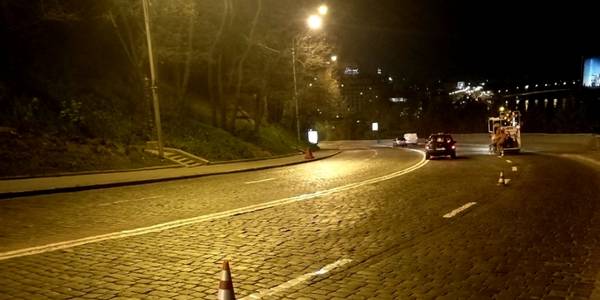 Дорожню розмітку на вулицях столиці відновлюють тепер тільки вночі