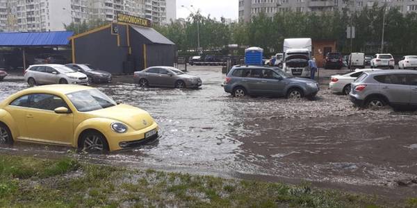 Після зливи і потопу почистили каналізацію на Позняках