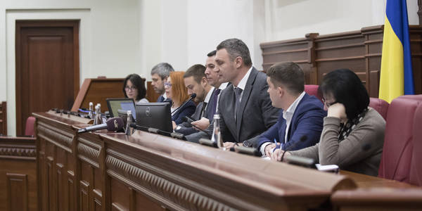 На сесії Київради у четвер розглянуть три сотні питань