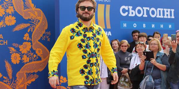 Українські зірки вихвалялися дизайнерськими вишиванками на Поштовій площі