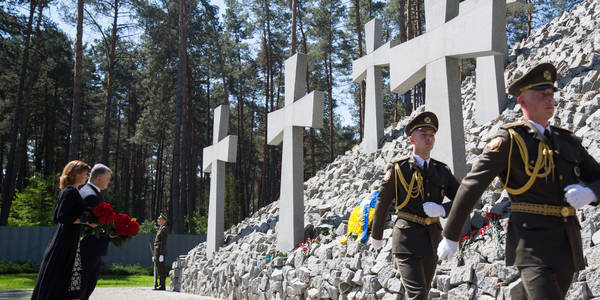 Президент у Биківні пом’янув жертв політичних репресій