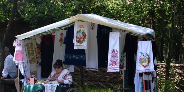 Вишиванки з усієї України: у Пирогові влаштували ярмарок майстрів