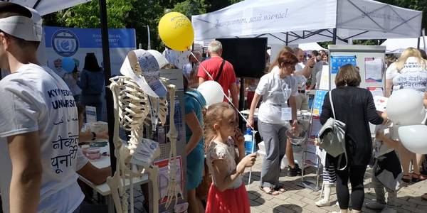 На медичних пікніках киянам розповіли про вакцинацію та гомеопатію