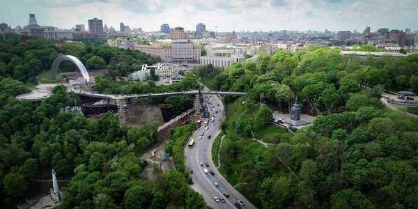 Кличко перевірив скляну підлогу нового мосту