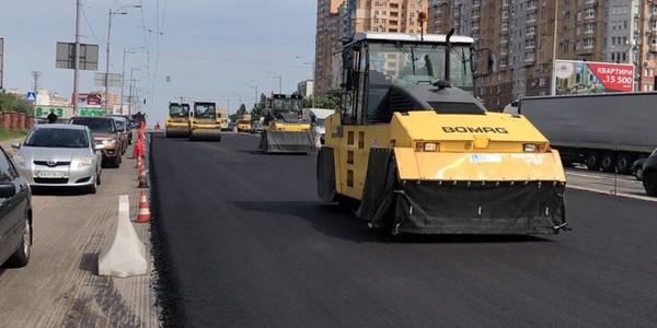 У Києві активно асфальтують вулиці і миють дороги безпечними шампунями