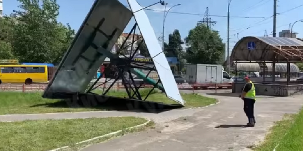 Гігантський рекламний щит на Виноградарі «нічого не зробив», але налякав