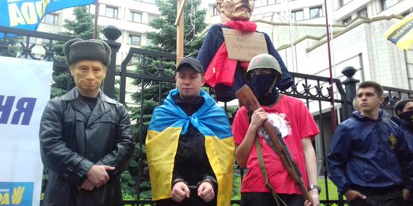 Декомунізацію не спинити: під Конституційним судом влаштували шоу
