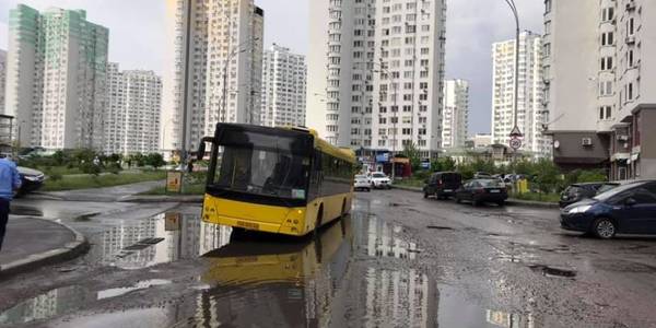 У КМДА пояснили, чому досі без асфальту вулиці Чавдар, Урлівська та Хвильового