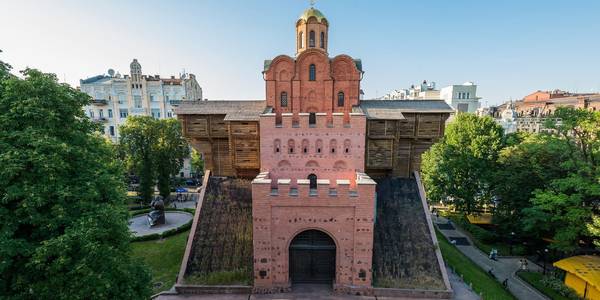 Біля Золотих воріт презентують середньовічну церемонію