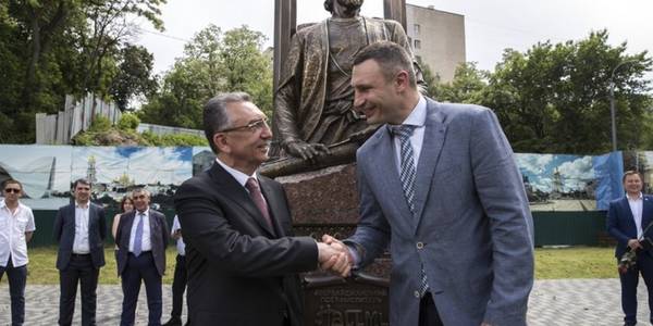 Кличко взяв участь у відкритті пам’ятника азербайджанському поету Імадеддіну Насімі