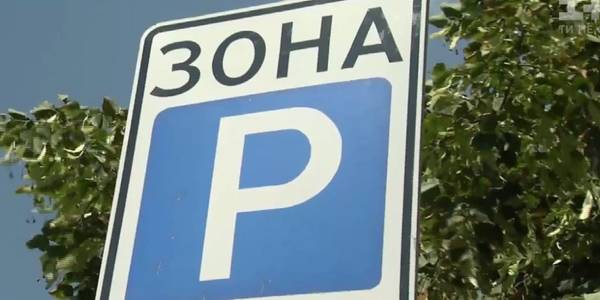 До кінця року у Києві буде 100 паркувальників у новій формі