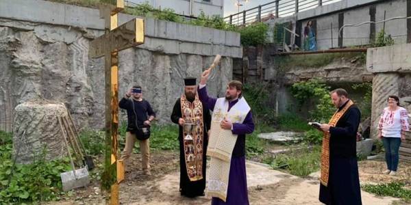 Встановили та освятили хрест на Поштовій площі: чому і як все було