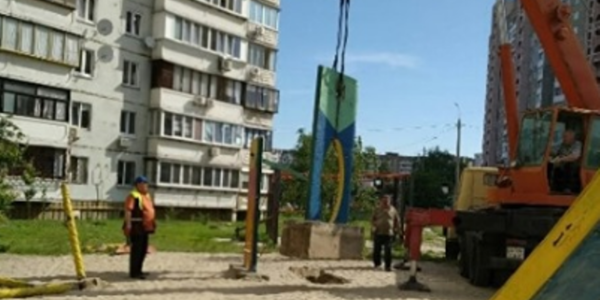 На Троєщині демонтували старі дитячі майданчики