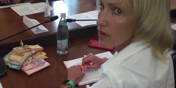 Підкинув купюри: забудовник імітував передачу хабара у Київраді