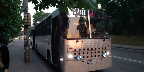 Конкуренти витісняють: у Києві з'явився автобус для вечірок з Житомирщини