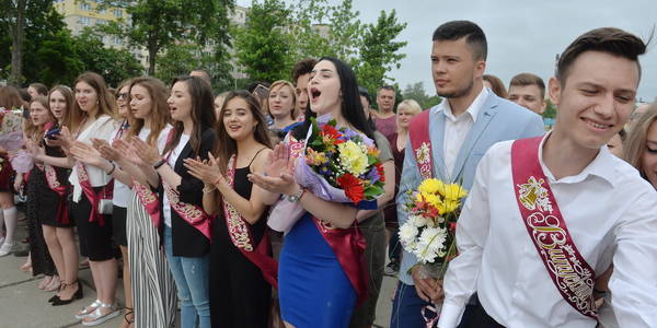 Школи столиці святкують Останній дзвоник