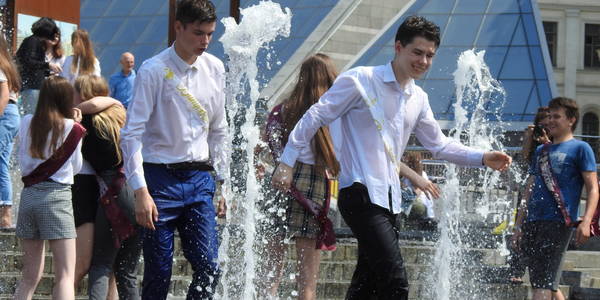 Напівголі випускники купаються у фонтанах на Майдані