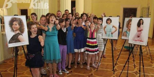 У КМДА відкрили фотовиставку, моделями для якої стали вихованки будинку-інтернату
