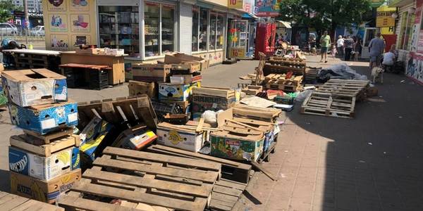 На Позняках звільнили територію для проходу людей