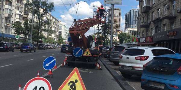 По всьому Києву зносять дорожні знаки з рекламою 
