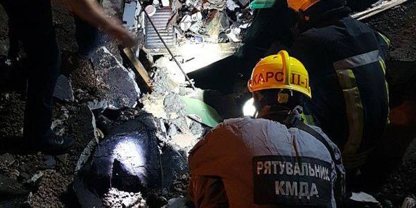 Зруйновані гаражі та вибиті вікна: рятувальники продовжують розбирати завали на Тургенівській