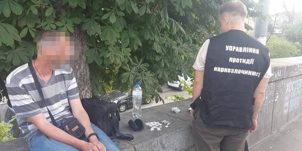У Києві затримали фельдшера з купою наркотиків