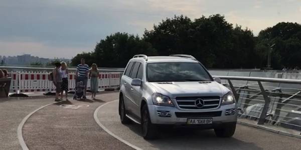 Знайшли «лося» з Пішохідно-велосипедного мосту: киян просять свідчити проти водія