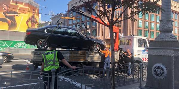 Я прийшов – авто нема: з центру Києва евакуюють машини    