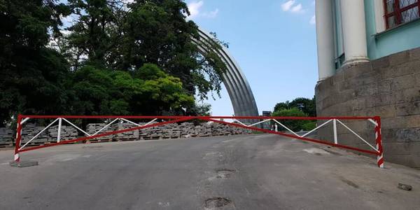 «Лосі» не проїдуть: на підходах до мосту Кличка встановили шлагбауми