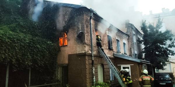 У дворі з воронами на Рейтарській вулиці сталася пожежа