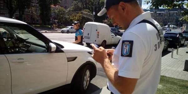 Киян почнуть штрафувати інспектори з паркування