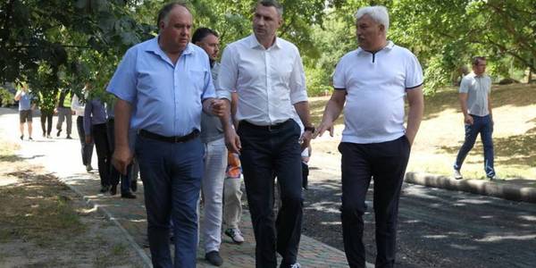 Віталій Кличко: У Києві відремонтують асфальт у 869 дворах