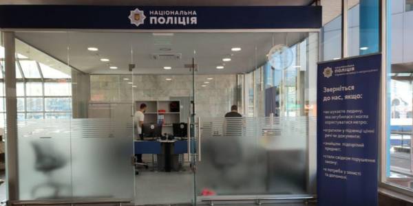 На Лук’янівці у метро створили прозорий офіс для поліцейських