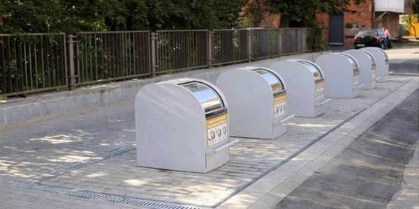 Вчимося сортувати: у Києві біля метро поставили контейнери для скла та пластику 