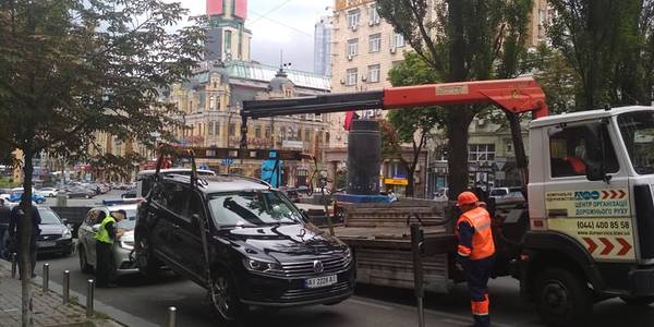 Рейд розпочато: з центру столиці евакуюють автомобілі