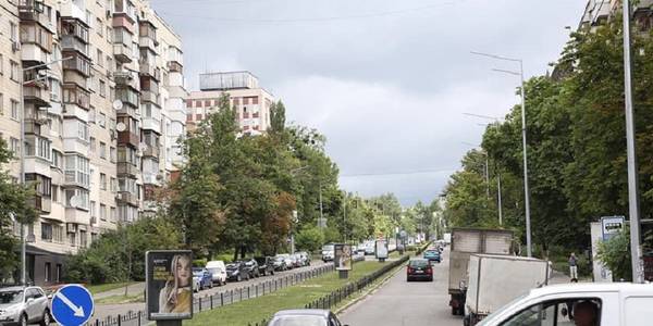 Біля столичного зоопарку прибрали гігантську рекламу