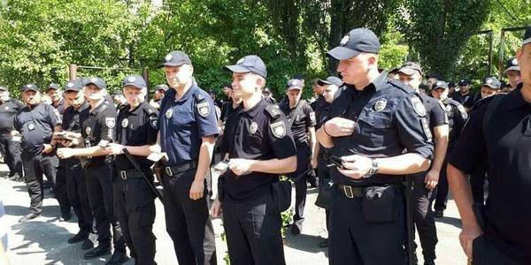 Поліція посилено охороняє Київ