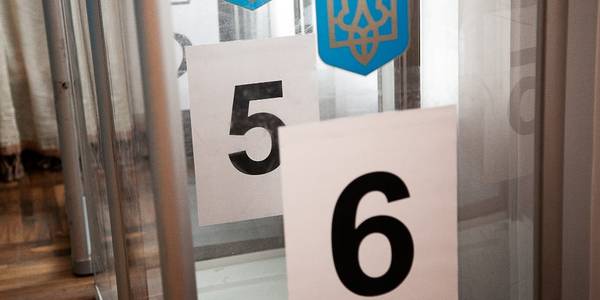 На Куренівці люди обирають собі кандидата-мажоритарника прямо перед голосуванням