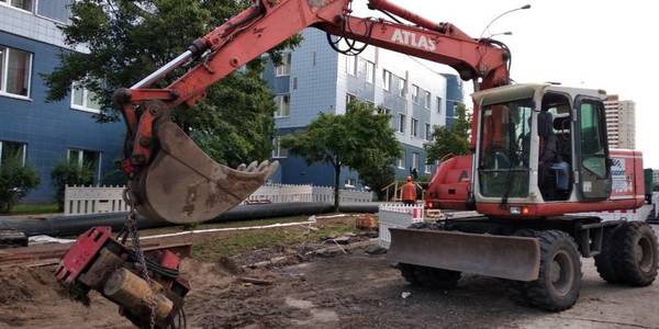 Сорочий брід проти Мостицького колектора: як ремонтують провал на дорозі та трубопровід