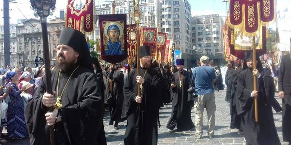 Центром столиці рухається Хресна хода