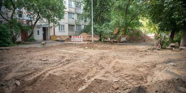Великий ремонт у Києві: на Подолі асфальтують двори
