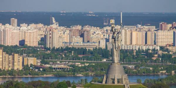 На скільки у столиці зросли заробітна плата та будівництво