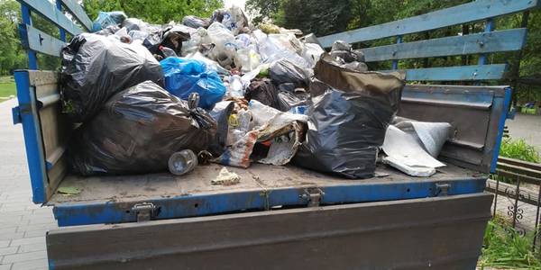 Волонтери прибирають сміття в Гідропарку