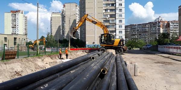 На фото показали, якими трубами подавали тепло на вулицю Бальзака