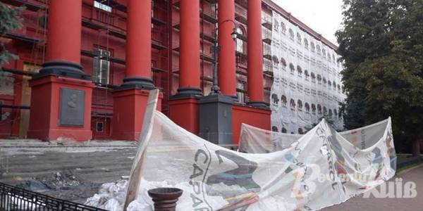 Вхід зачинено: фасад Червоного корпусу університету на ремонті