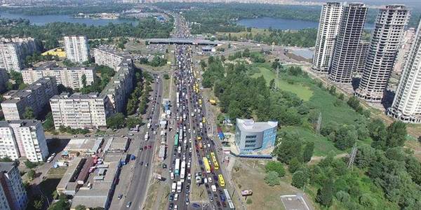 На Петрівці щовечора транспортний колапс, пасажирів підводить й електричка 
