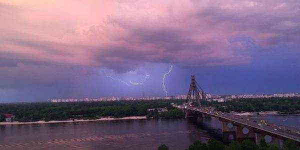 Комунальники столиці ліквідували підтоплення після грози за 10 хвилин
