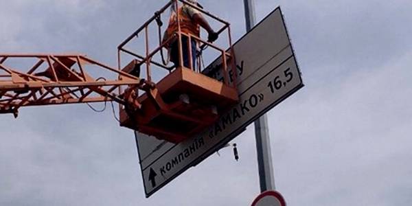 Проспект Бажана позбувся нелегальних дорожних знаків